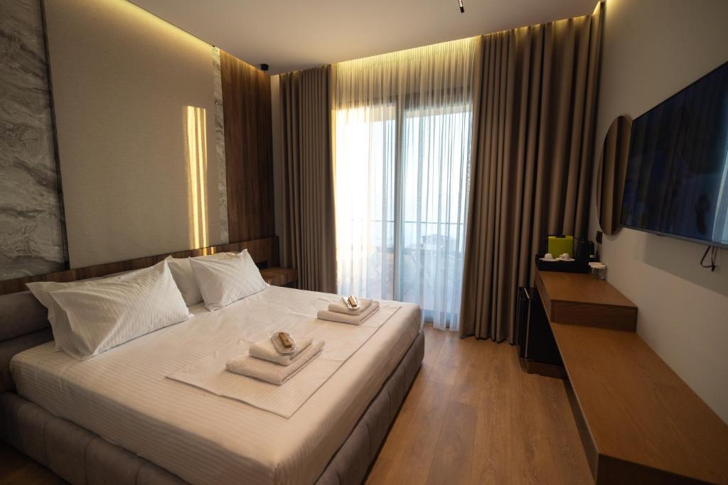 Deluxe Double Room with Balcony and Sea View | Aurum Hotel, Palasë